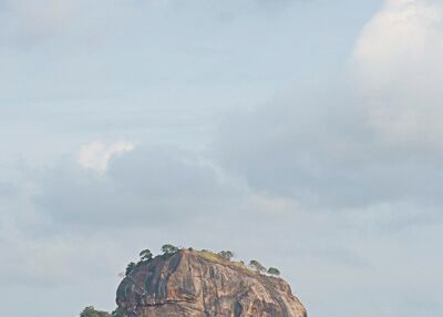 Auf dem Sigiriya Berg befinden sich Ruinen einer historischen Felsenfestung.