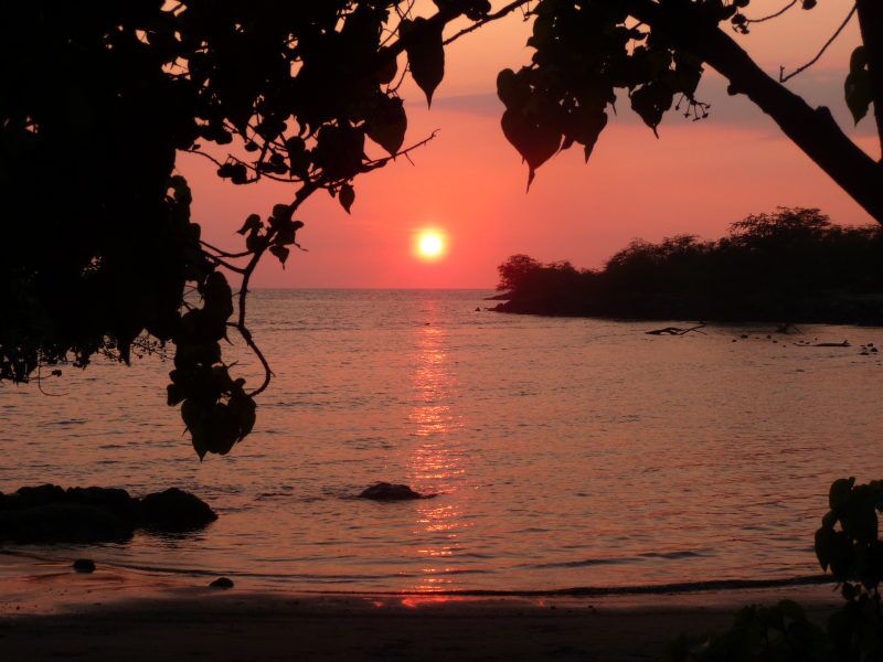 Wir beschließen den schönen Wandertag mit einem unvergesslichen Sonnenuntergang an der Haifischbucht auf der Großen Insel auf Hawaii.