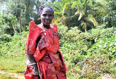 Auf der Uganda-Reise treffen wir oft auf traditionell gekleidete Ugander