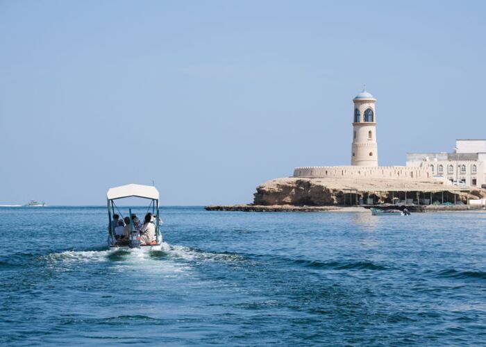 Mit dem Boot fahren wir zum Naturschutzgebiet der Daymaniyat Inseln