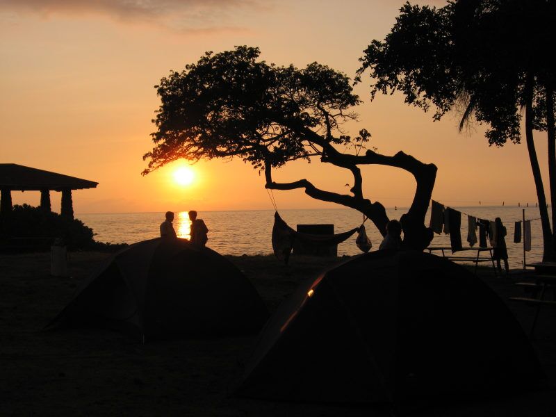 Bei der Zeltreise campen wir direkt am Strand auf der Großen Insel auf Hawaii.