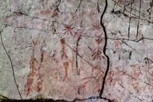 Während der Wanderung kommen wir an uralten Felszeichnungen unbekannten Ursprungs vorbei