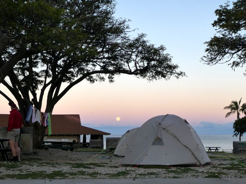 Wir geniessen die Abendstimmung am Campingplatz während der Wanderreise auf Hawaii.
