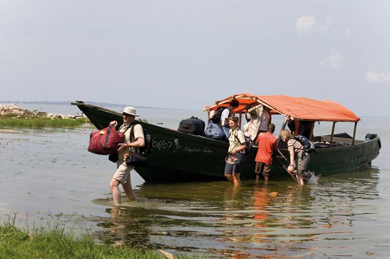 Mit Reiseleiter und Boot auf Tour zur Nsazi Island am Viktoria See in Uganda