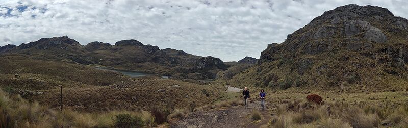 Unsere beiden Reiseleiter genießen ebenfalls die Wanderung im Cajas Nationalpark in Ecuador.