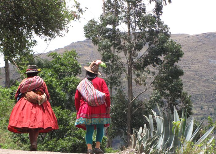 Beim Peru-Trekking begegnen wir peruanischen Frauen in traditioneller Tracht