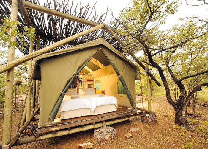 Bei der Safari durch den Etosha Nationalpark übernachten wir in bequemen Tented Camps