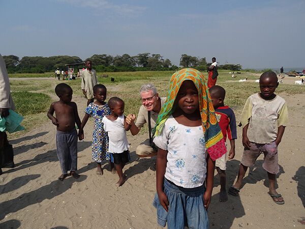 neugierige Kinder aus Sambia begrüßen den Reiseleiter Thomas