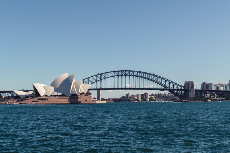 Ausflug mit dem Boot in Sydney vorbei am Opera House und der Harbour Bridge in Australien.