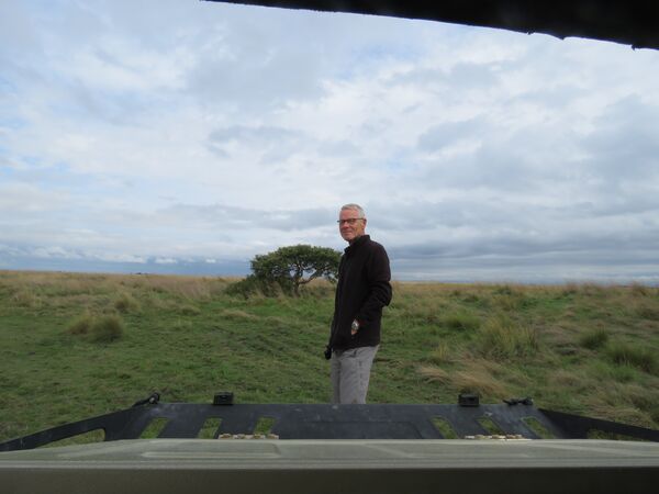 Der Reiseleiter Thomas posiert vor der endlosen Weite der Liuwa Plains Nationalpark in Sambia