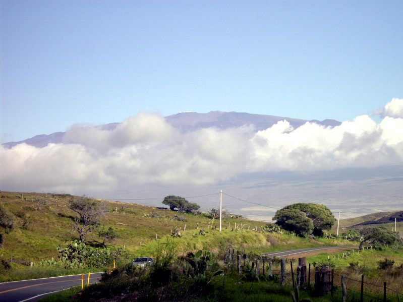 Wolkenverhangener Berg Mauna Kea auf Hawaii