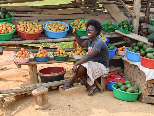 Bei der Uganda Safari verpflegen wir uns mit frischem Obst von lokalen Markthändlern