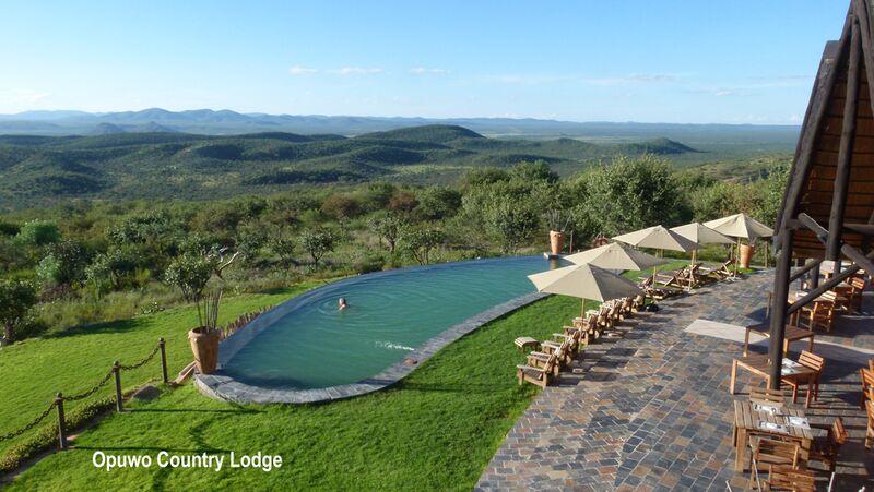 Ausklang einer erlebnisreichen Reise im Infintiy Pool der Opuwo Country Lodge im Kaokoveld in Namibia