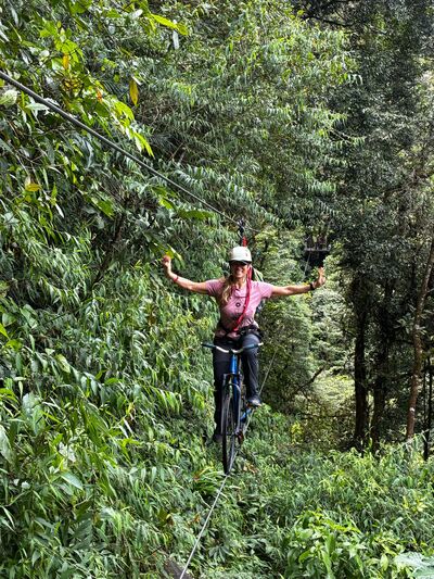 Mit der Fahrrad-Zipline durch den Nebelwald Monteverde in Costa Rica.