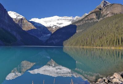 Der Lake Louise liegt im Banff Nationalpark in Alberta
