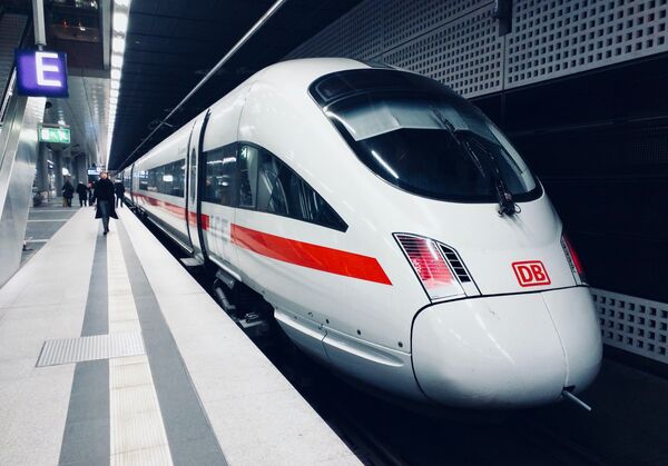 Eine rechtzeitige Ankunft am Flughafen vor Abflug sollte mit dem Zug sorgfältig geplant werden.