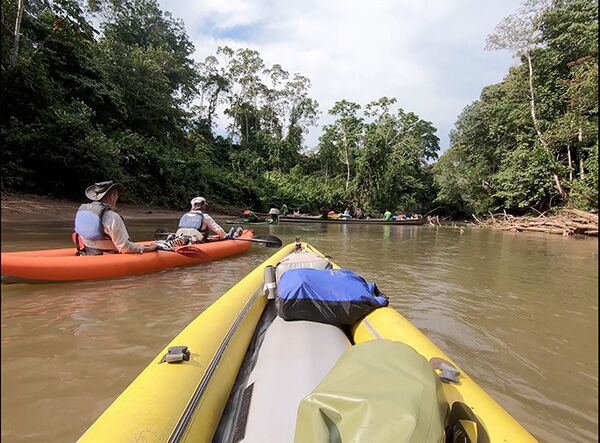 Mit Kayaks fahren wir zum Camp im Yasuni Nationalpark