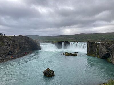 Reisegruppe am beeindruckenden Wasserfall in Island