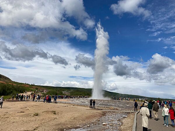 20-35 Meter hoch bricht der Strokkur Geysir regelmäßig aus