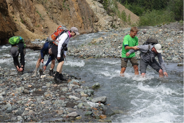 Bei der Wanderung im Kluane werden Flüsse überquert