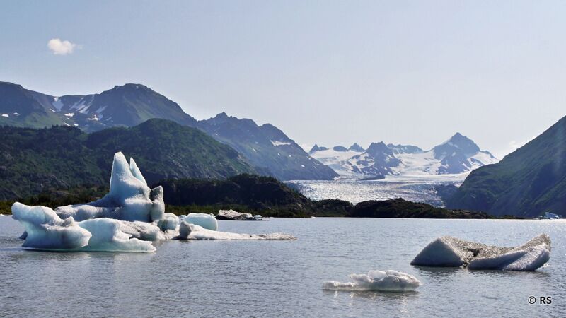 Auf unserer Alaska Rundreise erleben wir den beeindruckenden Grewingk Lake.