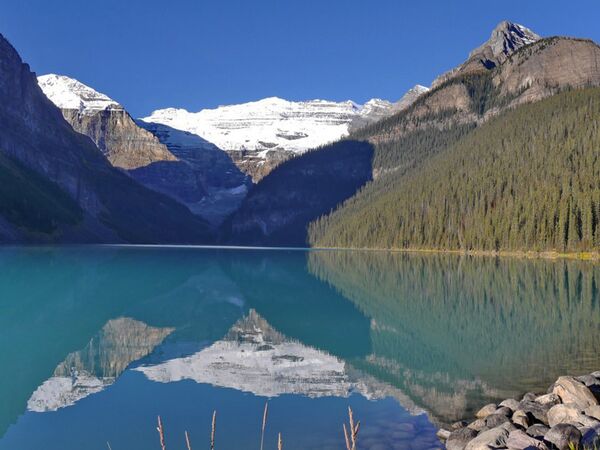 Der Lake Louise liegt im Banff Nationalpark in Alberta