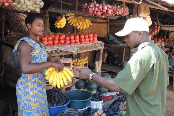 Bei der Uganda-Reise essen wir viel lokales Obst und Gemüse vom Markt