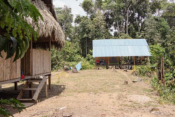 Einfacher Zeltplatz mit Küche und Gemeinschaftsbereit in einem Seitenarm des Rio Napo