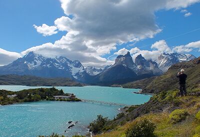Die Bergformationen hinter dem Lago Pehoe in Patagonien sind beliebte Fotomotive.